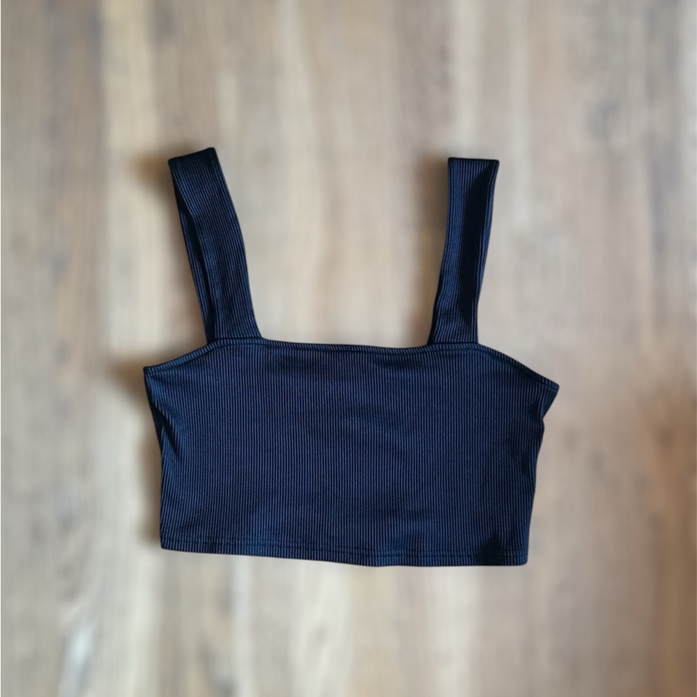 Divided black crop top SIZE m